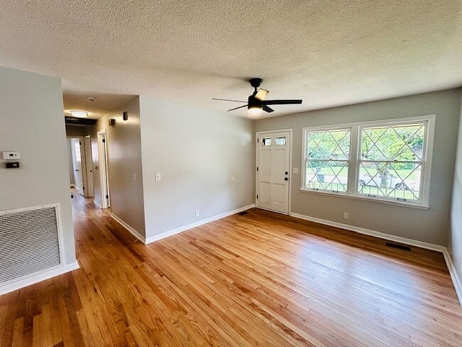 Building Photo - MOVE IN SPECIAL- $300 Off First Month's Rent-MOVE IN READY BRICK HOME!