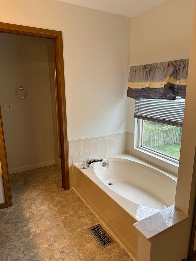 Building Photo - Beautiful 4Bedroom 2.5 bath 2 Car Garage I...