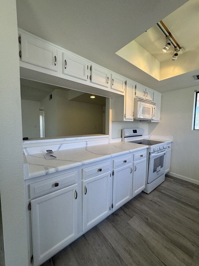 Building Photo - 850 S River Dr