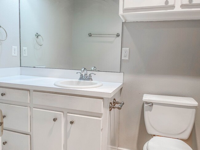 Building Photo - Beautiful Home Available 08/10!