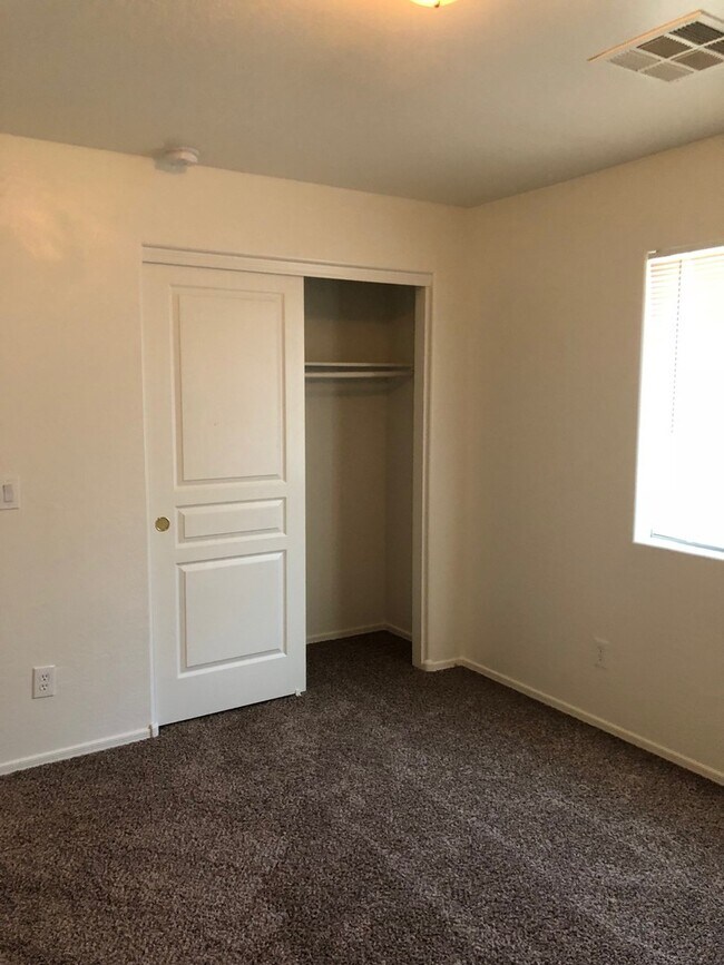 Building Photo - Massive 4 bedroom- 3 car garage- Large loft- Maricopa