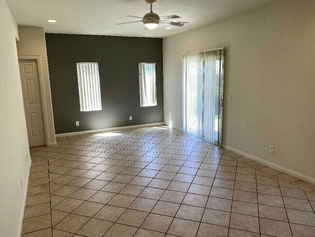 Building Photo - Carry Over Showing: This property has been shown before and will be rented to the first most qual...