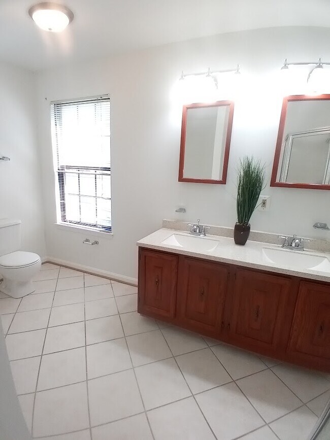 Building Photo - 7670 Southern Oak Dr