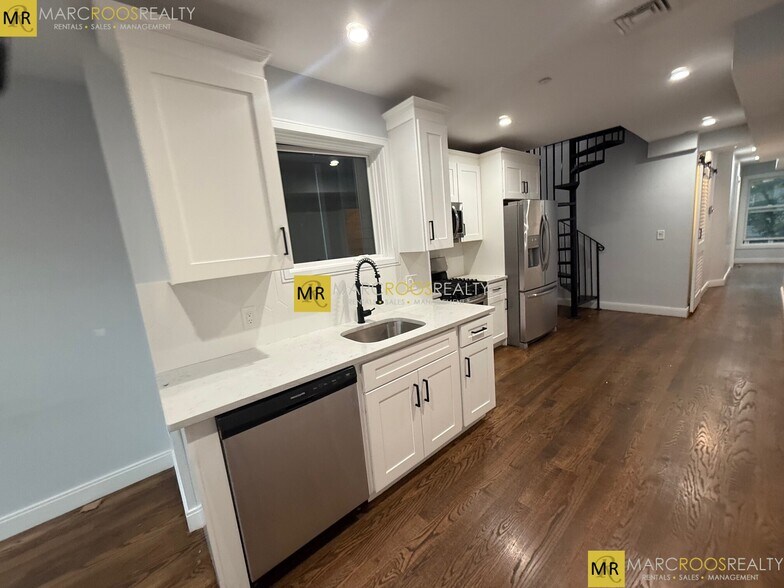 Building Photo - 174 Paris St