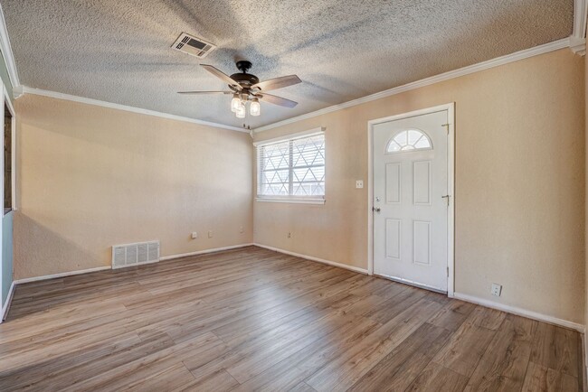 Building Photo - Charming 3 Bed 2 Bath  - Moore, OK