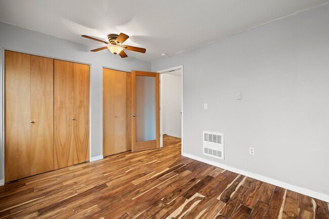 Building Photo - 2 BR 2 BA Townhome in North Tabor- 3 Levels!