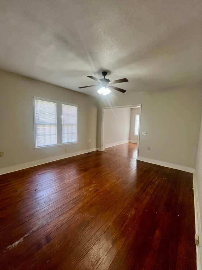 Building Photo - 2 Bed/1 Bath House