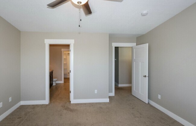 Building Photo - Beautiful Taylorsville Townhouse