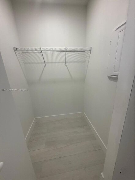 Building Photo - 909 E 24th St