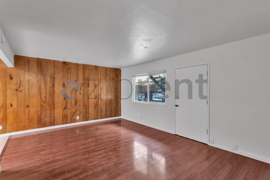 Building Photo - Unit B