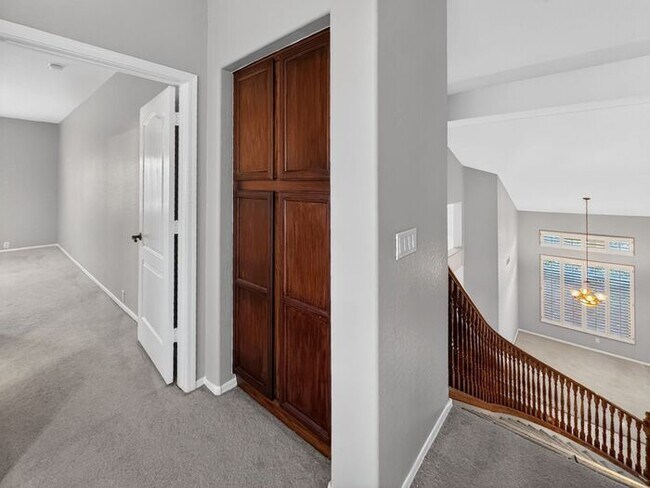 Building Photo - Charming 4 Bedrooms/ 3.5 Bath Home in Desirable Fox Crossing!!