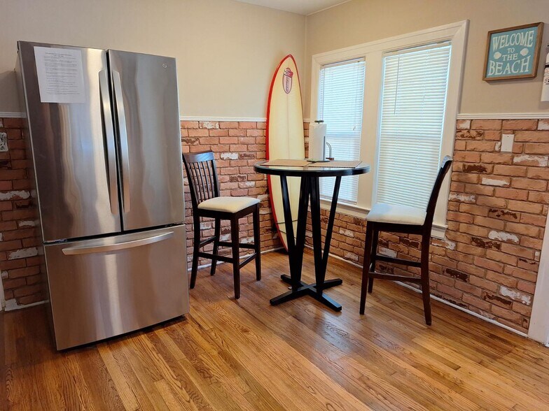 Building Photo - 221 15th Ave N