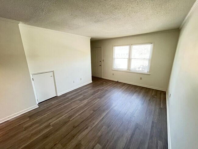 Building Photo - Two-Bedroom, 1.5 Bath Town Home Located near 48th Av North in Myrtle Beach!