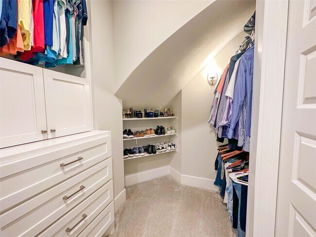 Building Photo - 15135 Botanical Garden Dr