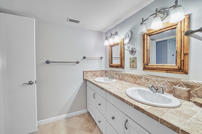 Building Photo - 17455 Overhill Dr