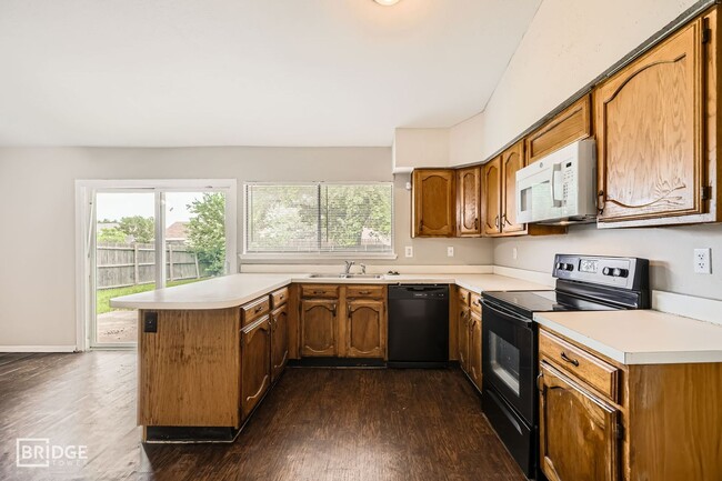 Building Photo - 8314 Kensington Dr