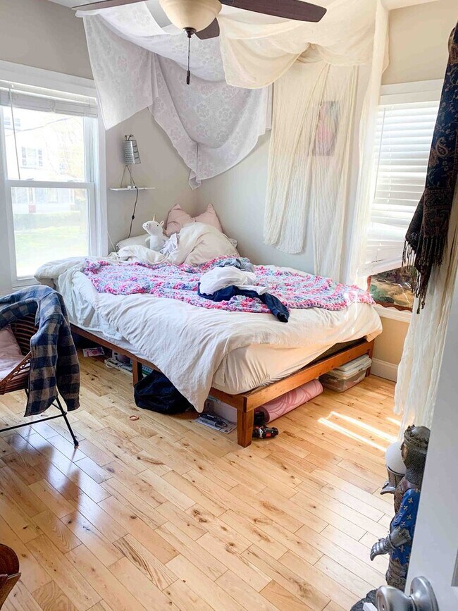 Building Photo - 126 King St