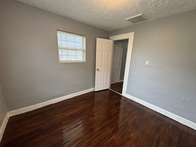 Building Photo - 1409-1411 E Tabor