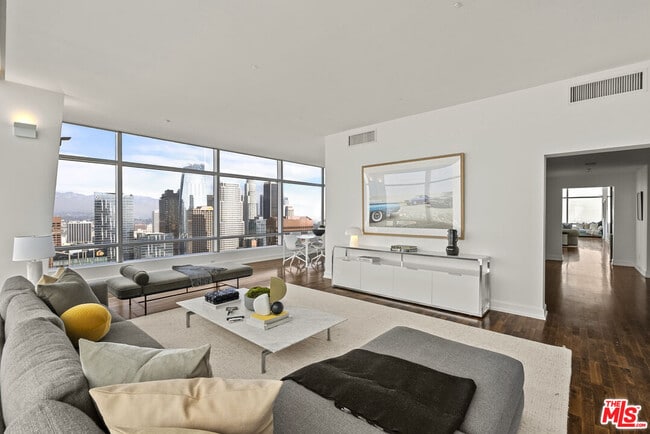 Building Photo - 900 W Olympic Blvd