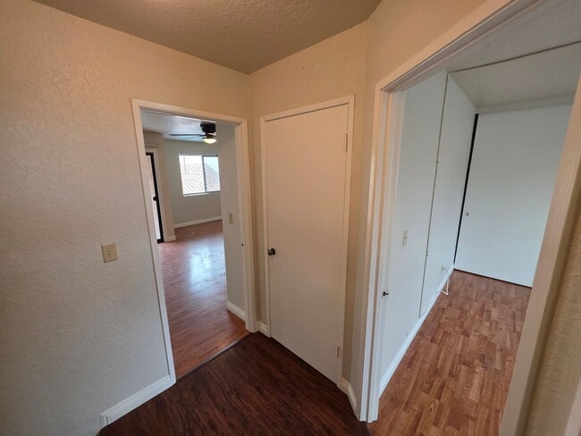 Building Photo - Beautiful 3 Bed, 2 Bath condo with 2 car garage & laundry