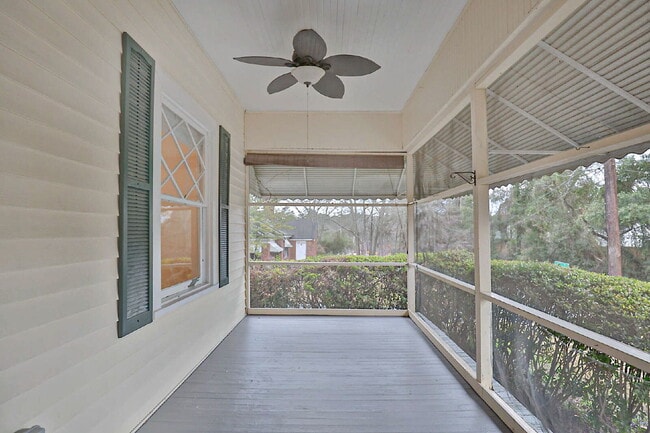 Building Photo - Stunning Renovated 4-Bedroom Home in Lakebottom with Screened Porch & Prime Location Near Fort Mo...