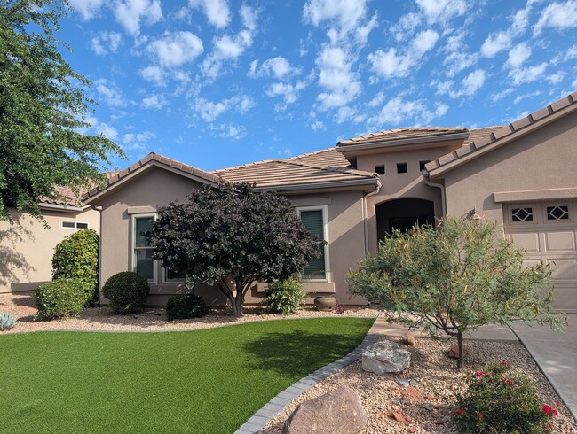 Building Photo - Gorgeous 3 Bedroom Home in SunRiver 55+ Community!