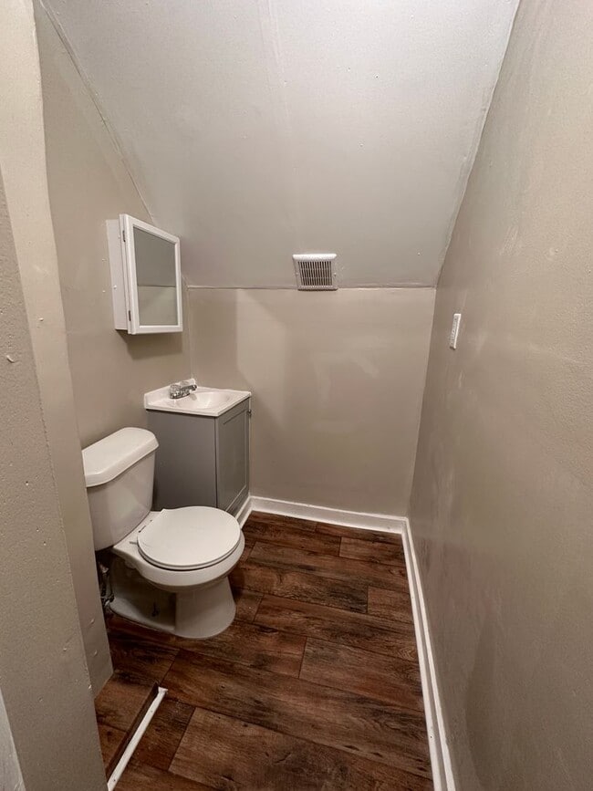 Building Photo - Spacious 5-Bedroom Home with 2 Full Baths, Freshly Rehabbed, Ready to rent