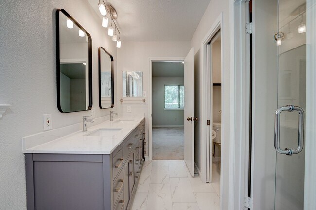 Building Photo - Beautiful 2 Bed / 2 Bath Home with Balcony in Austin