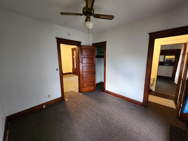 Building Photo - Great 2 Bedroom House in Moline