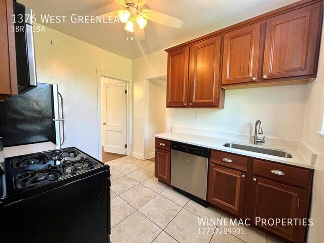 Building Photo - 1376 West Greenleaf-3