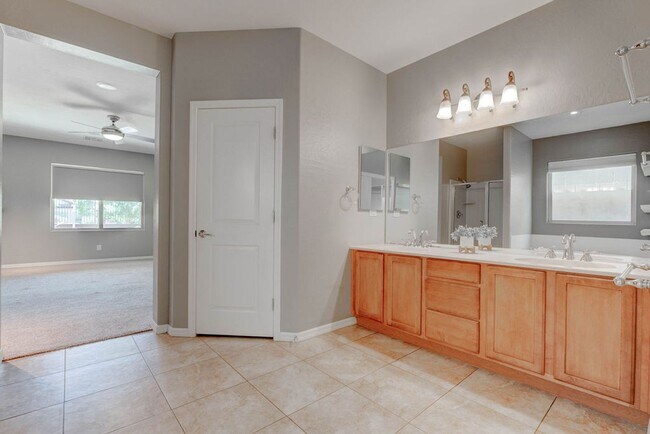 Building Photo - 2589 Chateau Clermont St