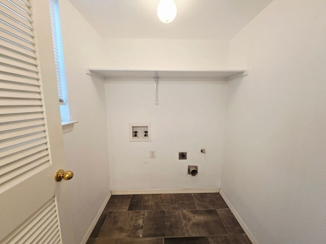Building Photo - Charming 3 bedroom, 2.5 bath home in West ...