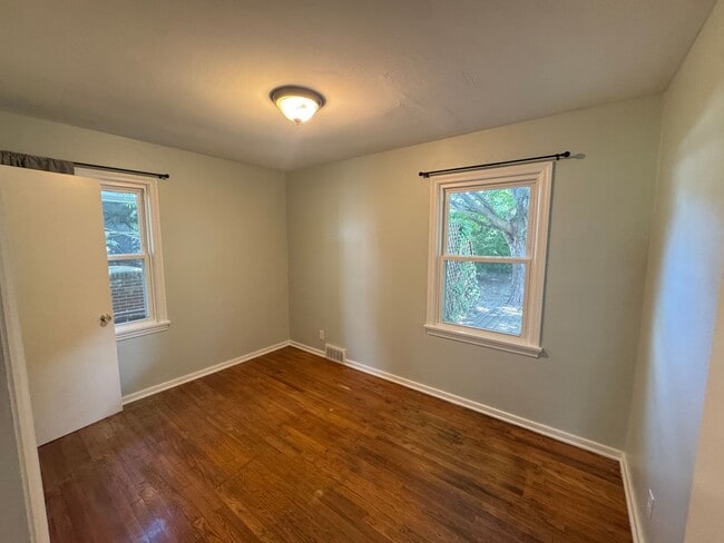 Building Photo - 3 Bedroom in Alger Heights!