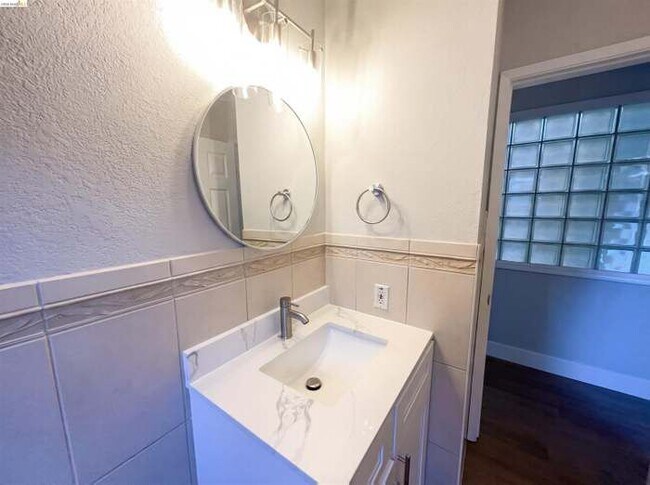 Building Photo - 2361 Oakmont Dr