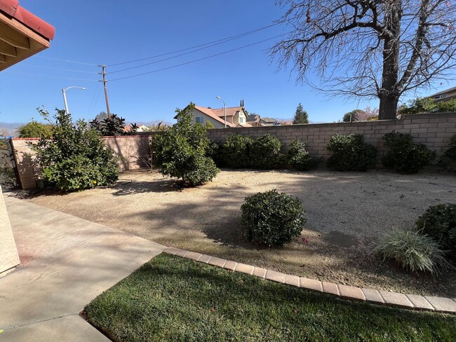 Building Photo - Beautiful Loma Linda 4bdrm 3 bath 2 story ...