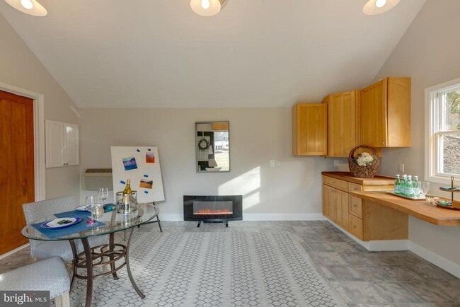 Building Photo - 1057 Vista Dr