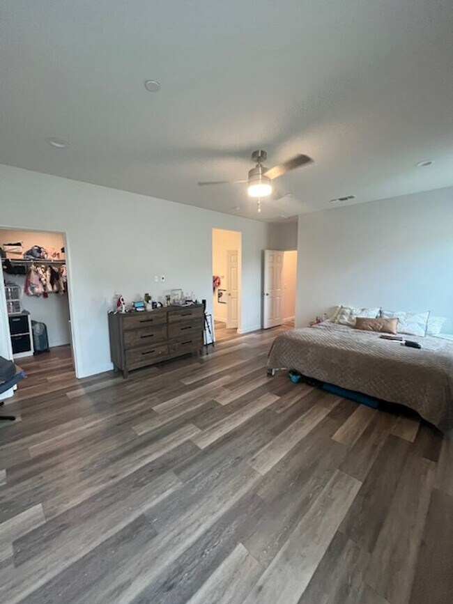 Building Photo - Charming Single-Story Home for Rent – Ener...