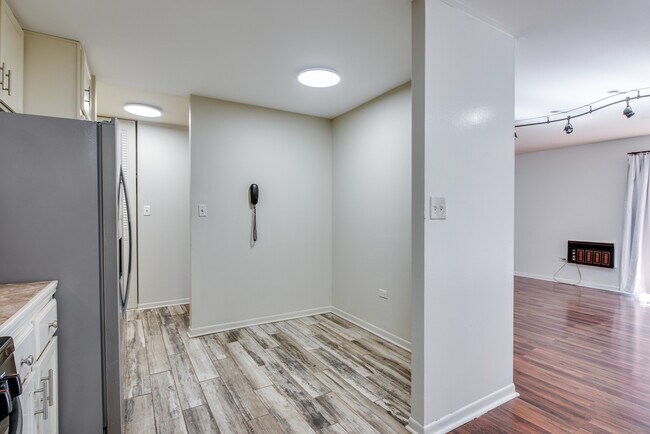 Building Photo - 1049 W Ogden Ave