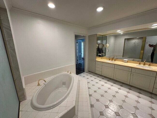 Building Photo - 289 Woodmont Dr