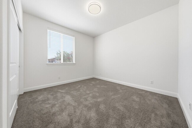 Building Photo - 2877 Ukonom Dr