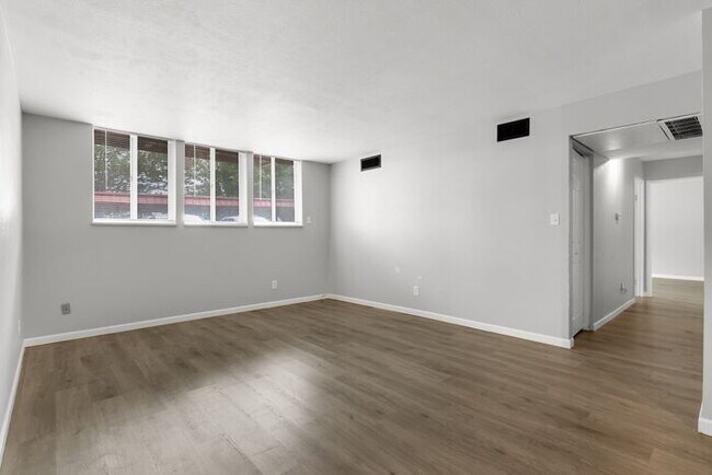 Building Photo - Recently updated 2 bedroom condo with upgr...