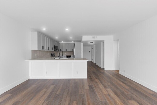 Building Photo - 2800 N Palm Aire Dr