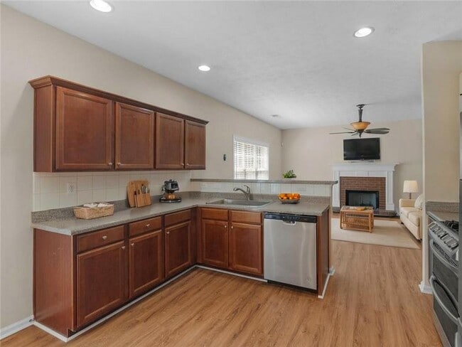 Building Photo - 362 Interlake