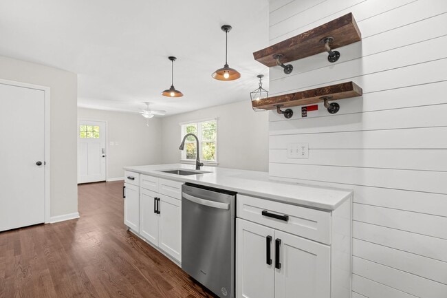 Building Photo - Adorable, Modern 3 Bedroom Ranch near Downtown Raleigh - Gorgeous finishes, open floorplan, updat...