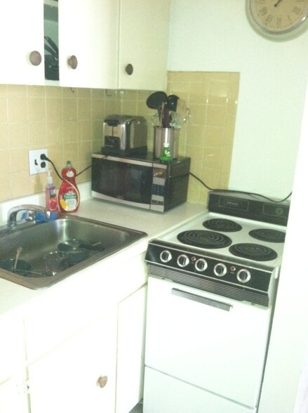 Primary Photo - 77 Bradeen St