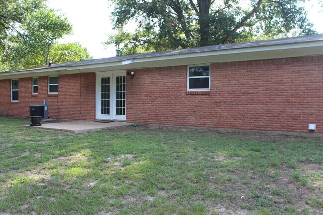 Building Photo - Charming 3 Bedroom in South Tyler!