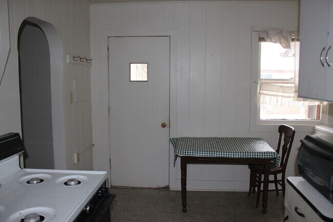 Building Photo - Carolynn's Tri Plex