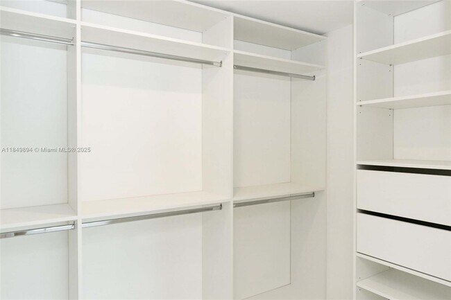 Building Photo - 700 NE 24th St