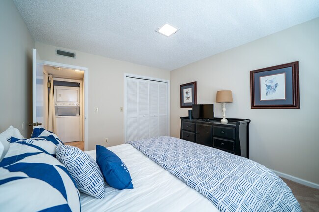 Building Photo - 49 Lake Dr