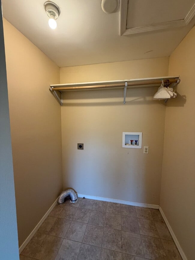 Building Photo - 2BR Duplex